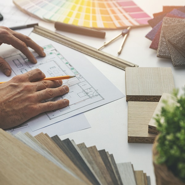 Architetti di uno studio tecnico scelgono rivestimenti e dettagli